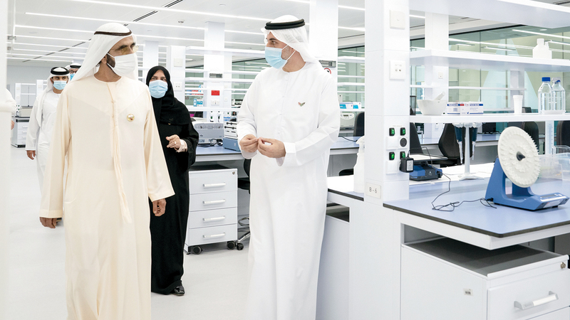 محمد بن راشد خلال زيارته إلى «مركز محمد بن راشد للأبحاث الطبية».  وام