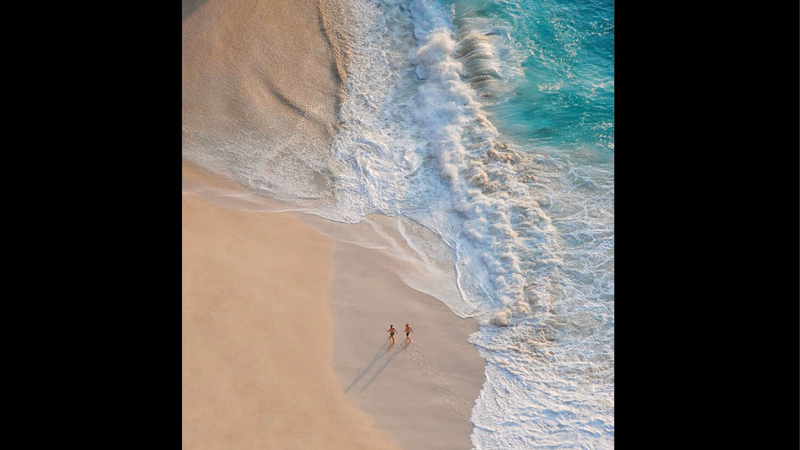 عبدالمجيب التقط صورته في شاطئ بجزيرة «بالي».  من المصدر
