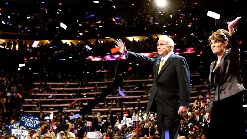 سارة بالين مع المرشح الرئاسي جون ماكين.  من المصدر