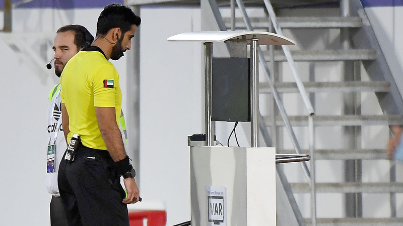 لجنة الحكام تسعى إلى تصحيح الأخطاء التي صاحبت استخدام «الفار» في الفترة السابقة. ■ تصوير: أسامة أبوغانم