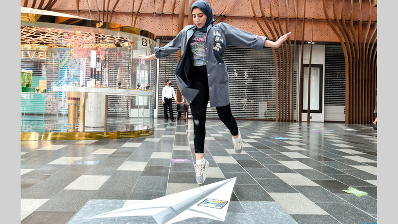 مهرة الفلاحي تشارك في العروض الأدائية بعملين من ضمن الأعمال الثلاثية الأبعاد. تصوير: مصطفى قاسمي