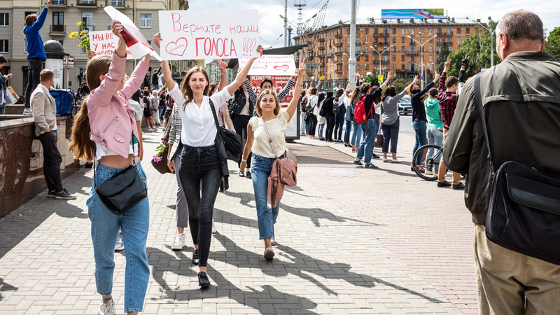 نساء في مينسك يتظاهرن في الشارع. من المصدر