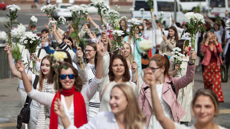 نساء بيلاروسيا يحملن الزهور احتجاجاً على فوز لوكاشينكو بانتخابات الرئاسة. من المصدر