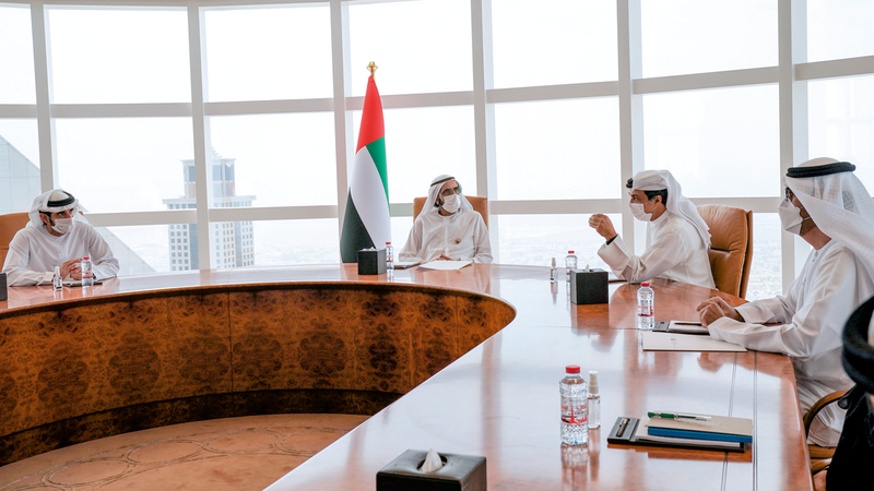 محمد بن راشد خلال اطلاعه على خطة عمل وأهداف الوزارة بحضور حمدان بن محمد ومنصور بن زايد. وام