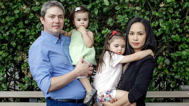 الطبيبان الأميركيان مع ابنتيهما. أرشيفية