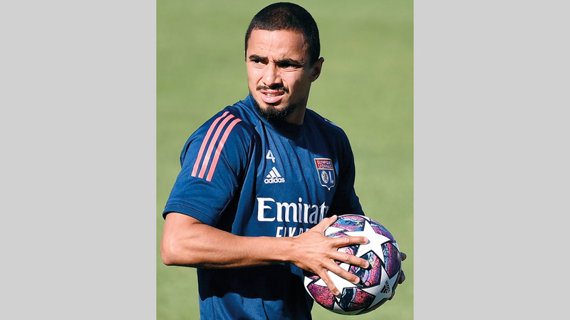 حمل ثقيل اليوم على مدافع ليون رافاييل أمام مهاجمي البايرن.   أ.ف.ب