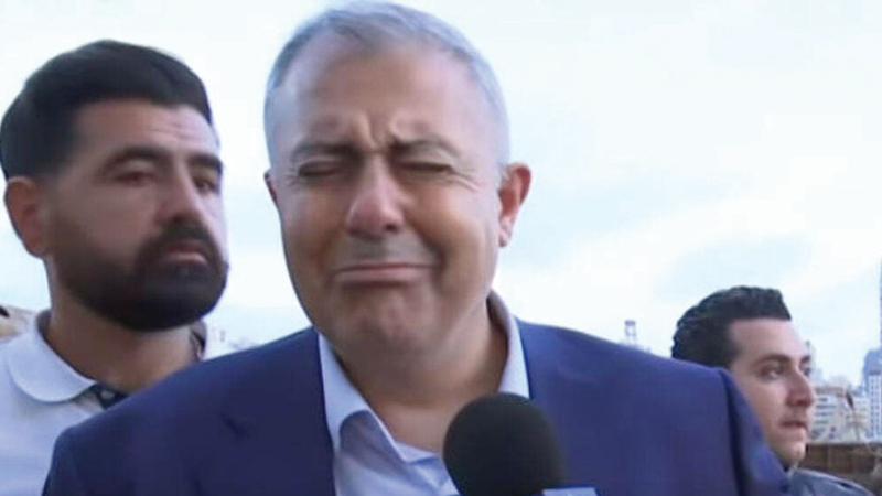 محافظ بيروت بكى وهو يتحدث مع الصحافة بينما كان يفتش عن رجال الإطفاء المفقودين. أرشيفية