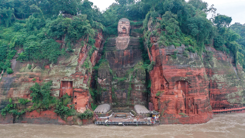 المياه تهدد تمثال «ليشان بوذا» العملاق الذي يصل ارتفاعه إلى 71 متراً.  أ.ف.ب