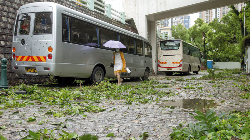 آثار العاصفة وصلت إلى مدينة مكاو. إي.بي.إيه