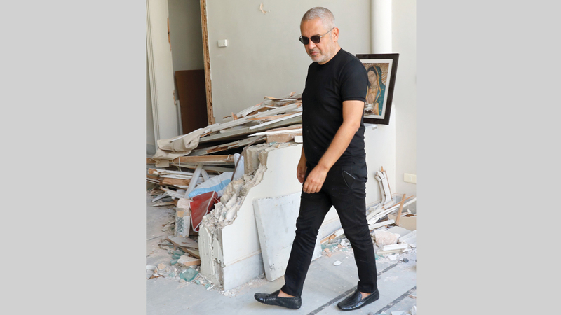 يمتلك صعب بيتاً تقليدياً لبنانياً في منطقة الجميزة تعلوه الأعمدة التراثية وقبة القناطر والسقوف العالية والرخام وبلاط الأرابيسك. رويترز