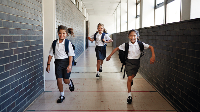 إدارات مدرسية لن تسمح للطلاب بارتداء ملابس مختلفة خلال حضور الحصص التفاعلية. أرشيفية