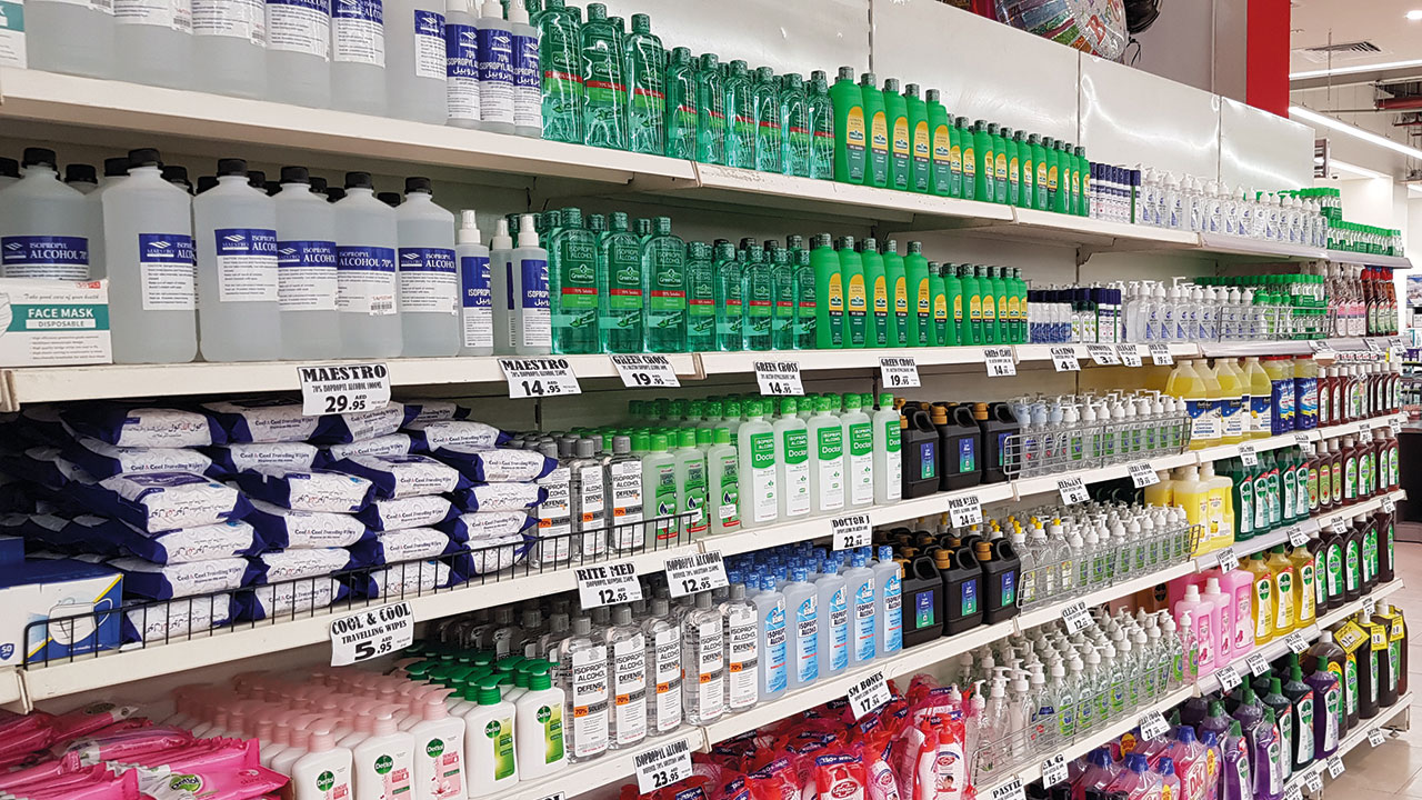 مستلزمات الوقاية من «كورونا» شهدت زيادات سعرية كبيرة خلال الأشهر الأولى من الجائحة. الإمارات اليوم