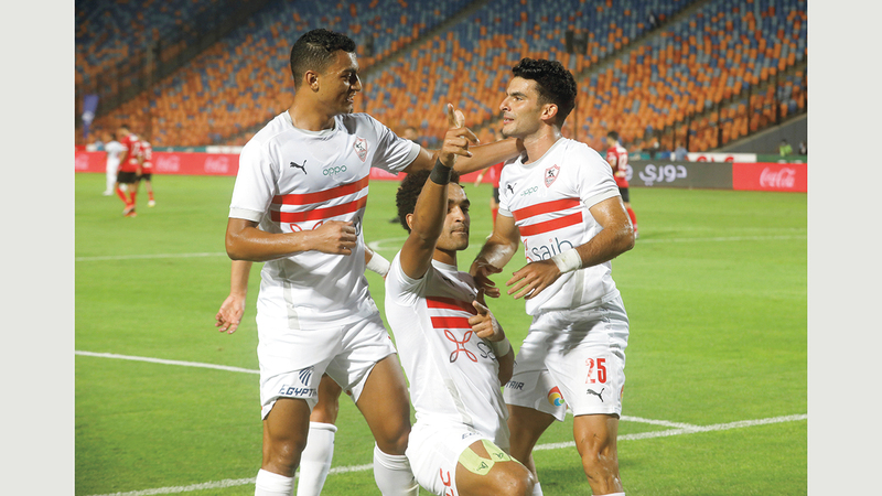 يوسف أوباما (وسط) ومصطفى محمد (يسار) يهنئان زيزو بعد تسجيله الهدف الأول للزمالك.  رويترز