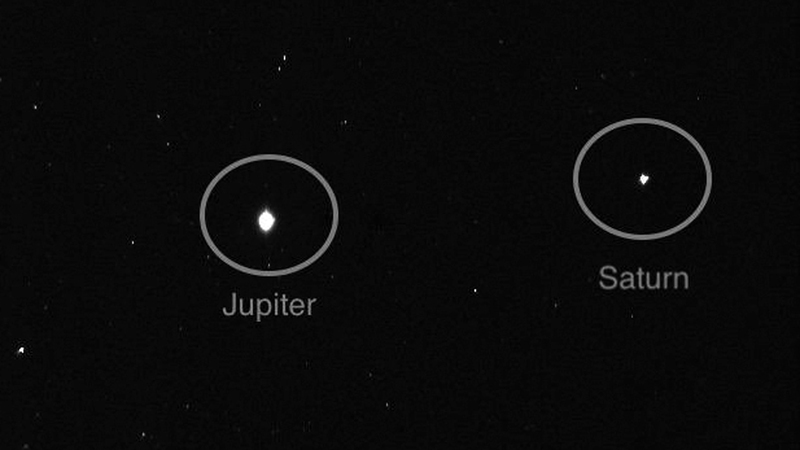 صورتان التقطهما «مسبار الأمل» بكاميرا تتبّع النجوم.من المصدر