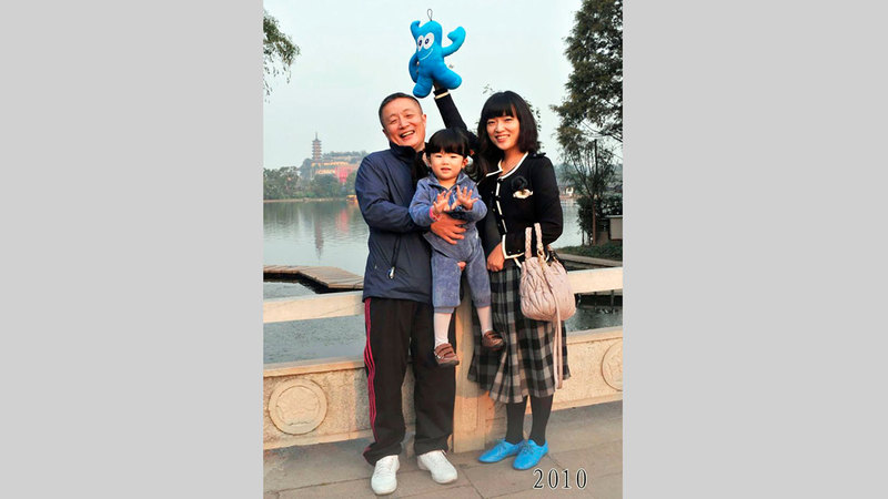 الأب مع ابنته وحفيدته.	  أرشيفية