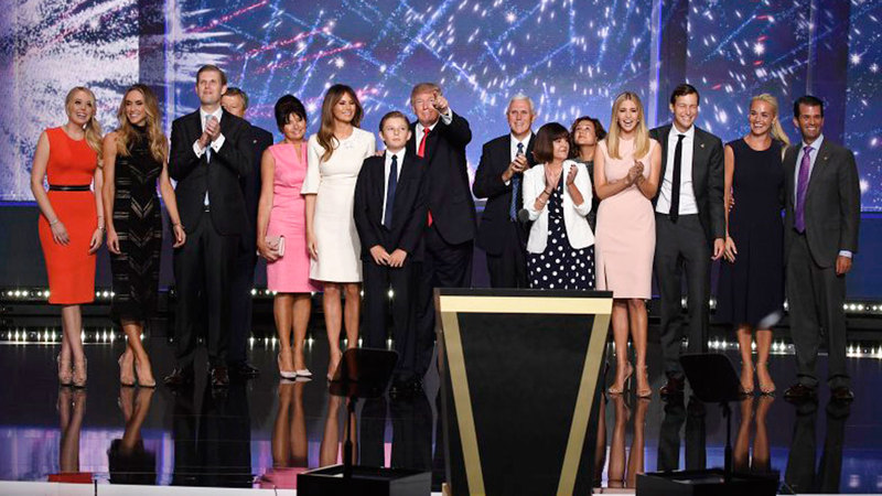 ترامب ونائبه مايك بينس يعتليان المنصة مع عائلتيهما خلال المؤتمر.  غيتي