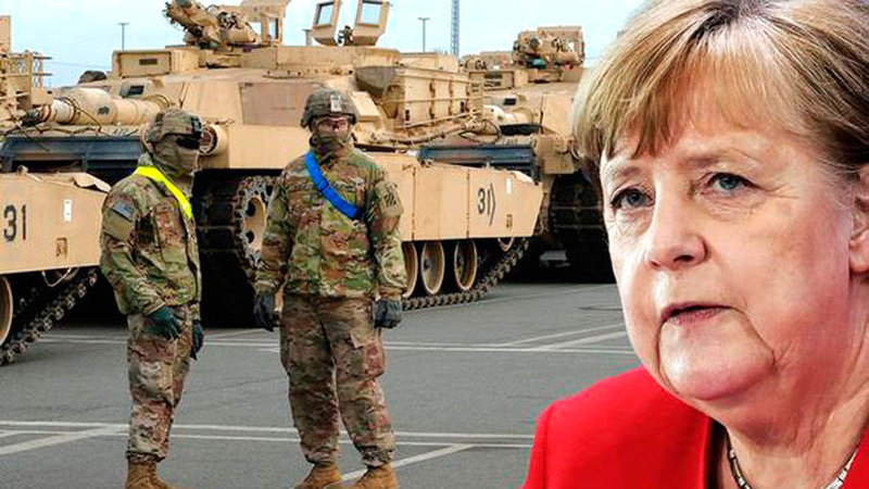 المستشارة الألمانية وخلفها جنود أميركيون يستعدون للانسحاب من بلادها.  عن المصدر