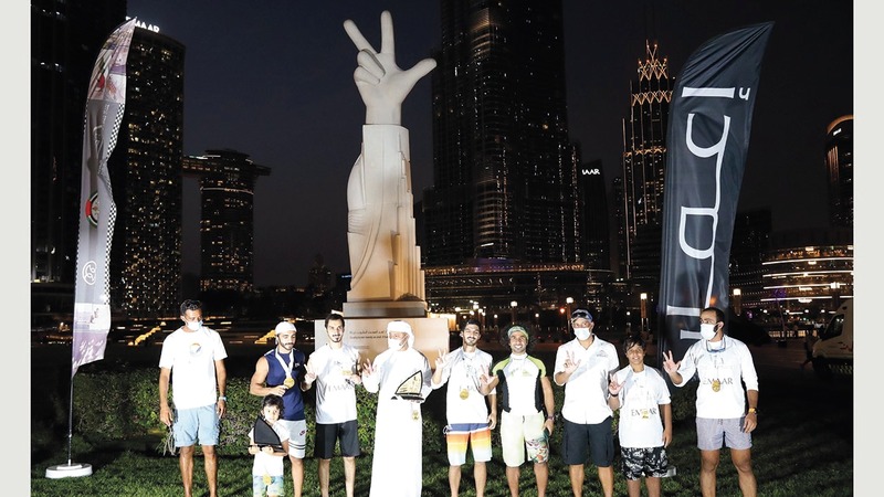 نصر النيادي بين المشاركين في السباق.  من المصدر