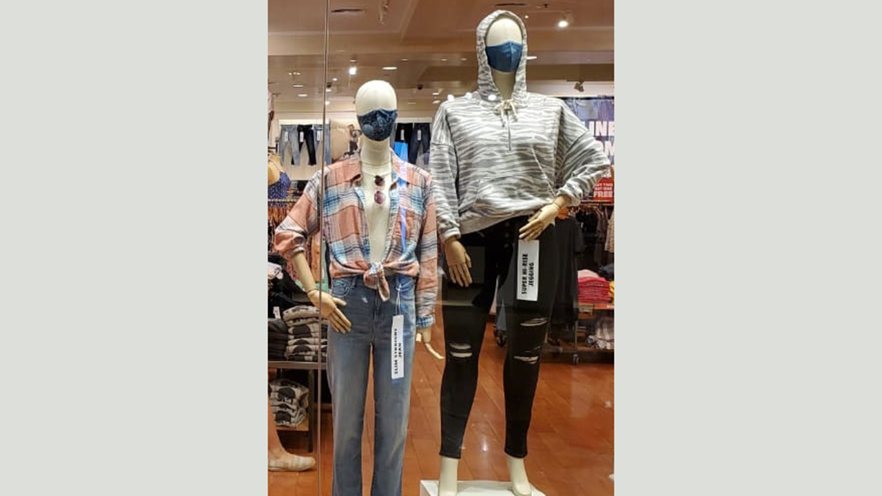 الجولة رصدت ظهور كمامات بعلامات تجارية في قطاع الملابس الجاهزة أو الملابس الرياضية.  الإمارات اليوم