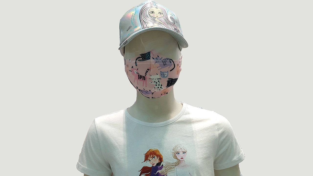 الكمامات المخصصة للأطفال بدأت في الانتشار تدريجياً. تصوير: أسامة أبوغانم