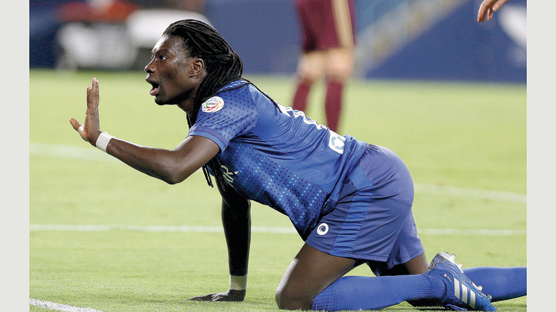 النجم الفرنسي غوميز يحتفل على طريقته الخاصة «الأسد المفترس».  إي.بي.إيه