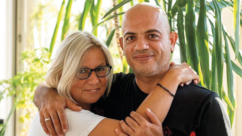 أليكس وكلاوديا جمعهما الحب من النظرة الأولى.  د.ب.أ