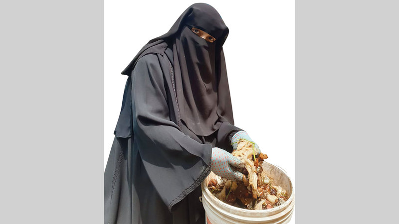 المرزوقي عملت طوال الـ10 سنوات الماضية على تجميع مخلفات الطعام وبقايا الأكل وتخزينها من أجل تحضير السماد الطبيعي.