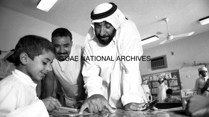 الشيخ زايد بن سلطان آل نهيان، أثناء جولته بمدرسة غياثي للبنين - غياثي - 18 أكتوبر 1979. (الأرشيف الوطني)