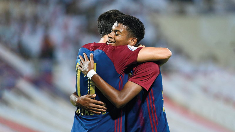 العناق من العادات الحميدة سابقا.. ويجب التخلي عنها حاليا. تصوير: باتريك كاستيللو