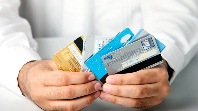 هناك أنواع مختلفة من التأمين على البطاقات يدفع المتعامل مقابلها مبالغ شهرية.   أرشيفية