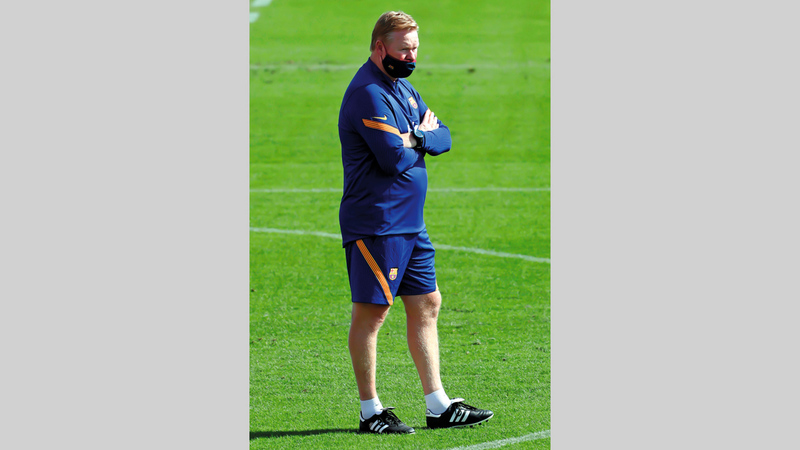 مدرب برشلونة الجديد كومان خلال حصة تدريبية أول من أمس. إي.بي.إي