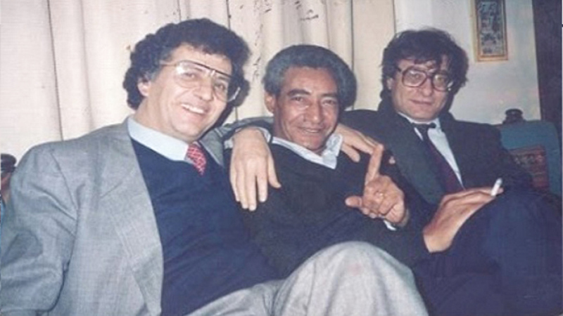 الأبنودي يتوسط الشاعرين الفلسطينيين محمود درويش وسميح القاسم.  أرشيفية