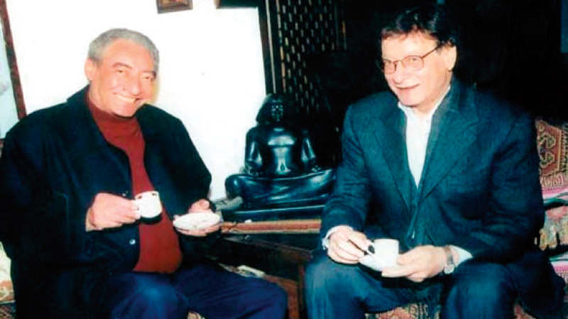 الأبنودي جمعته علاقة خاصة بمحمود درويش.  أرشيفية