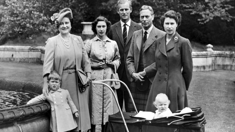 لم تتوقع العائلة المالكة أن تظل الأميرة إليزابيث محافظة على ذكرى الحبيب الأول. ■ عن المصدر