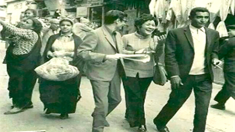 الأبنودي ودرويش وصافيناز كاظم في القاهرة القديمة.  أرشيفية