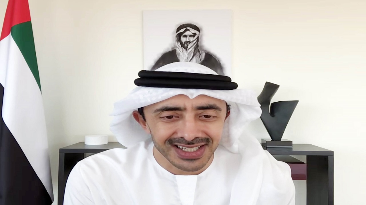 عبدالله بن زايد خلال حضوره القمة عبر تقنية الاتصال المرئي.  وام