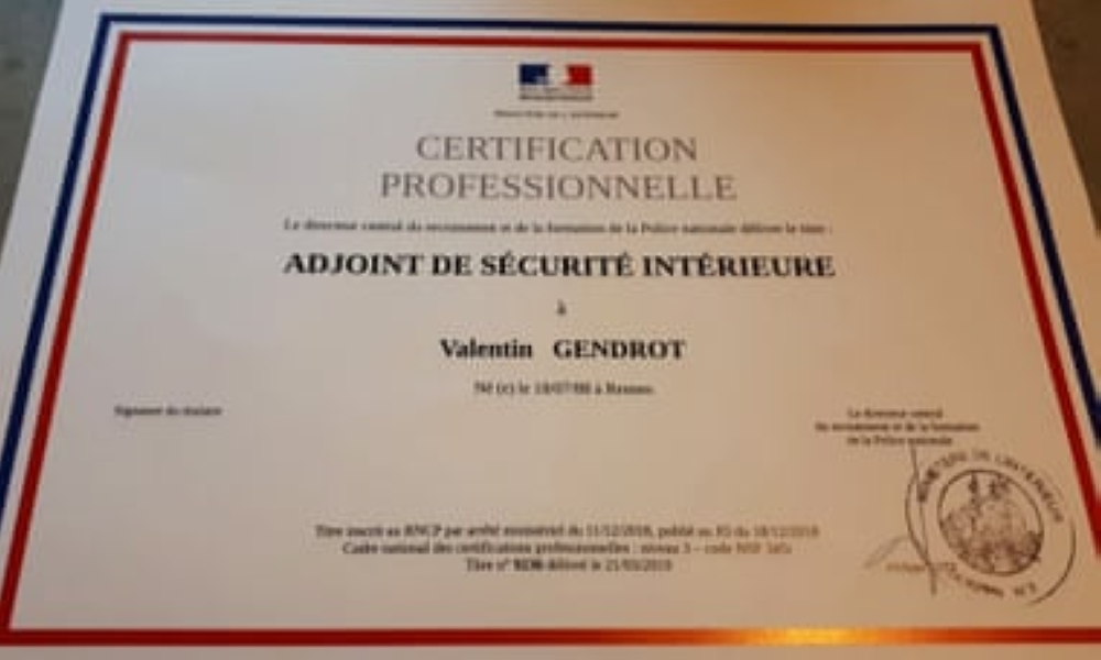 انضم جندروت للشرطة باسمه الحقيقي وزعم أن السلطات لم تبحث عن خلفيته. عن المصدر