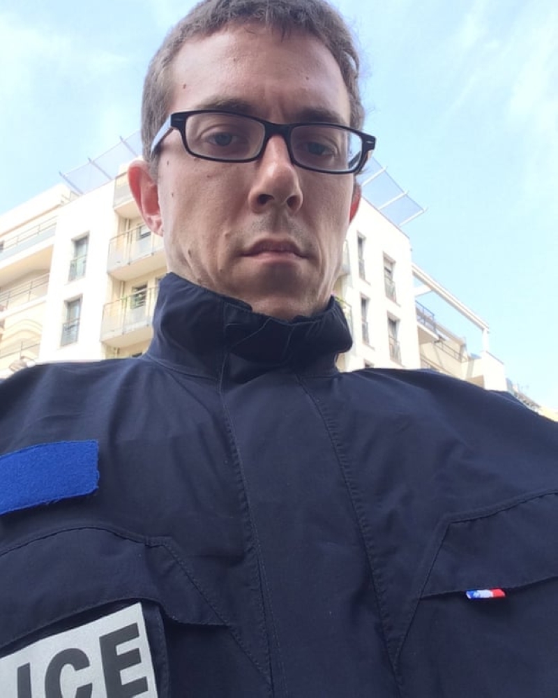 الصحافي جندروت في زي الشرطة. عن المصدر