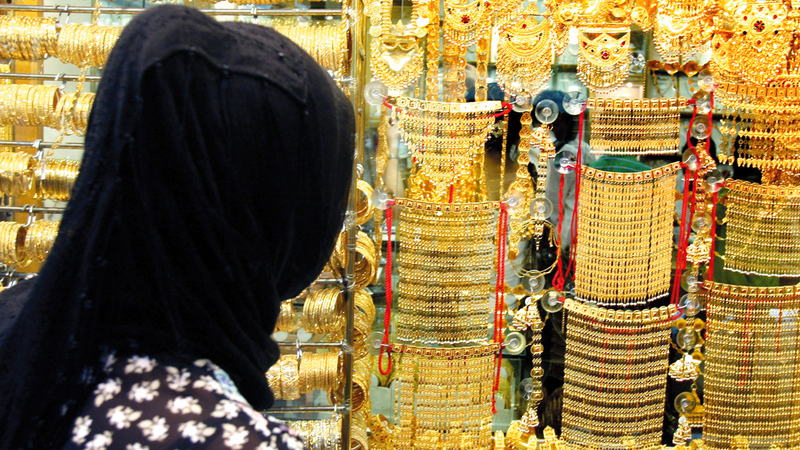الذهب سجل انخفاضات محدودة راوحت قيمتها بين 75 فلساً ودرهم للغرام.  أرشيفية الإمارات اليوم