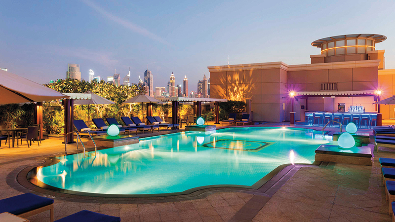 الإقامة في الفنادق تتيح الاستفادة من المرافق المختلفة بما فيها المسابح. أرشيفية