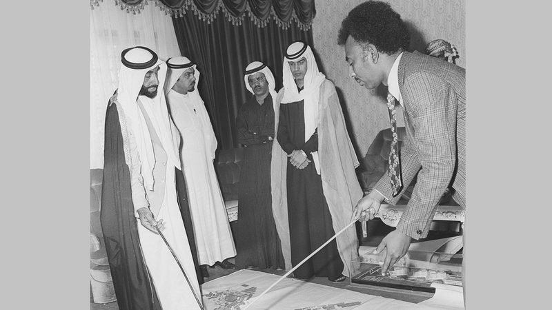 الشيخ زايد بن سلطان آل نهيان يطلع على النماذج المقترحة للتوسعات والإنشاءات الجامعية الجديدة بمدينة العين 14 فبراير 1972.   (الأرشيف الوطني)