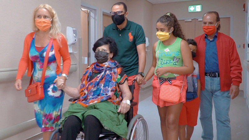 المريضة غادرت المستشفى ووجهت الشكر لأطباء «صحة دبي».  من المصدر