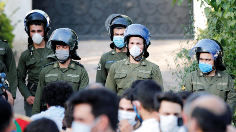 شرطة مكافحة الشغب الإيرانية تنتشر في الشوارع.   من المصدر