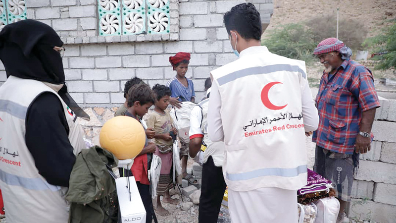 وفد الهلال قدم لأسر الشهداء بالمكلا سلالاً غذائية وحقائب مدرسية وهدايا.   وام