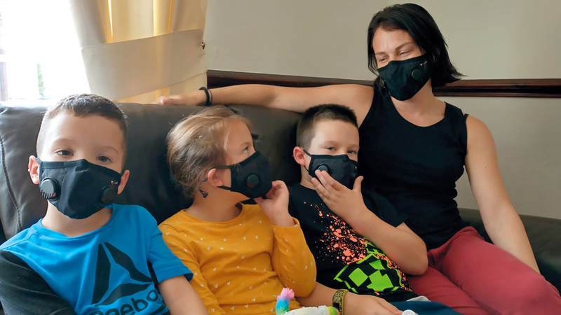 لا يتوقف الطفل عن مراقبة سلوك وتحركات والديه لذلك عند التزامهم بارتداء القناع فمن المرجح أن يتبع السلوك نفسه.   من المصدر