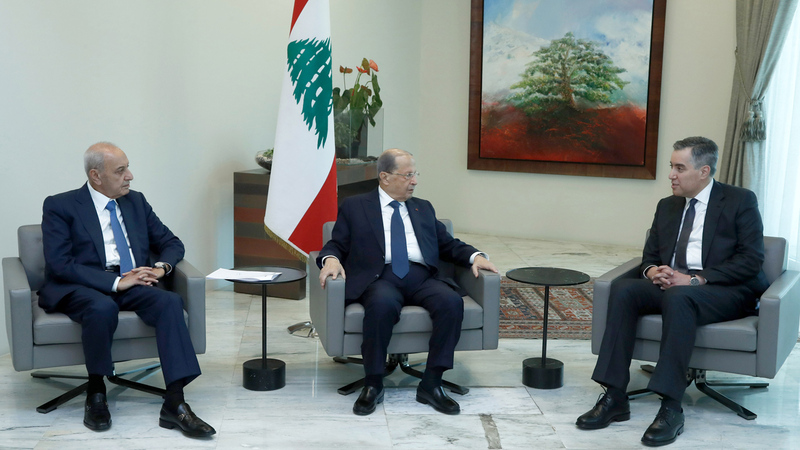 خلافات كبيرة بين الرئيس عون «وسط » ورئيس الوزراء المكلف مصطفى أديب «يمين » حول حجم الحكومة.   غيتي