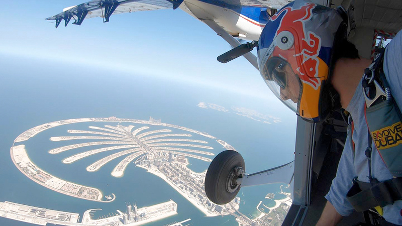 المظلي الإسباني رومان يهبط من الطائرة لتسليم لاعبي راجستان رويال الهندي قمصانهم الجديدة.   من المصدر