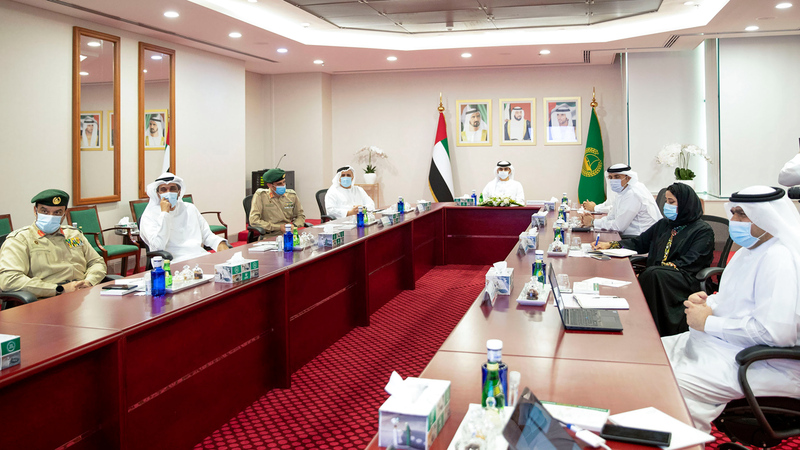 منصور بن محمد خلال ترؤسه اجتماع اللجنة.  من المصدر