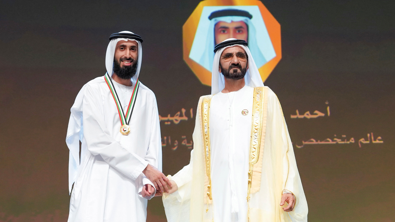 محمد بن راشد خلال تكريم المهيري بميدالية «فخر الإمارات» عام 2019. من المصدر