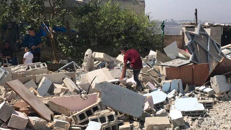 المقدسي إبراهيم أبوجمعة هدم منزله بيده مجبراً. من المصدر